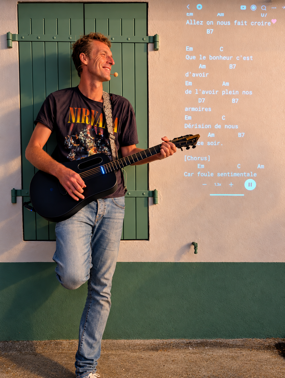 Aurélien Millec, chanteur et guitariste, avec les paroles et accords projetés